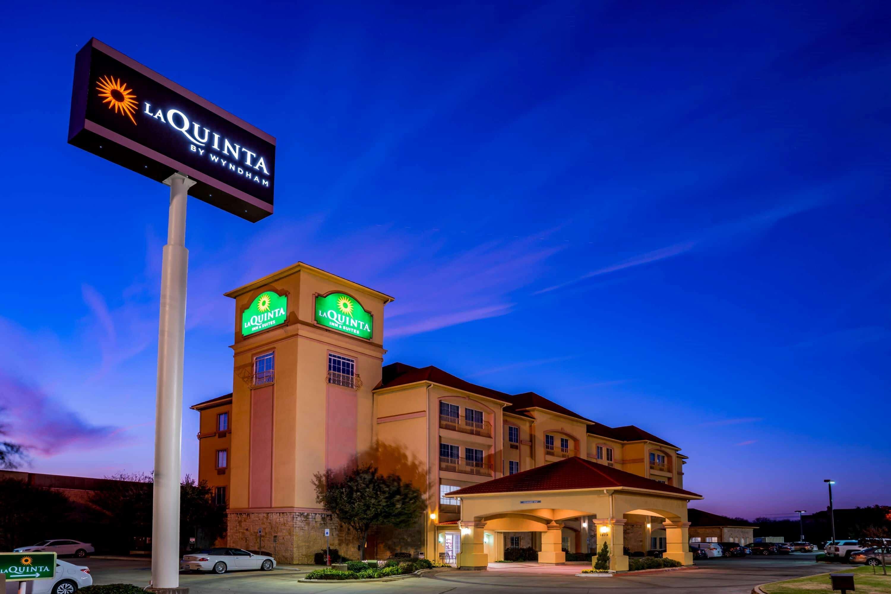 La Quinta By Wyndham Dfw Airport West - Bedford Hotel Bagian luar foto